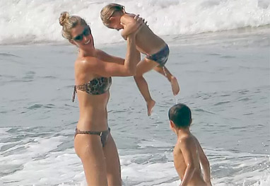 Gisele Bündchen se diverte com a família na praia