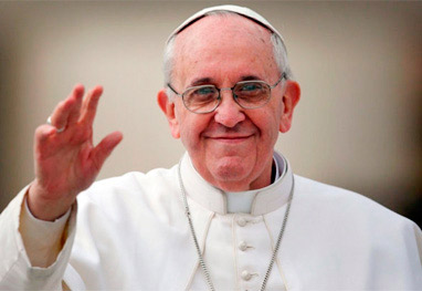 Papa Francisco acenando para o povo