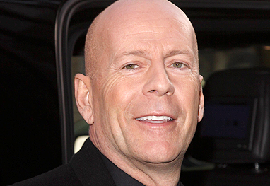 Bruce Willis posando para foto