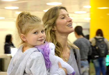 Gisele Bündchen no aeroporto com a filha, Vivian