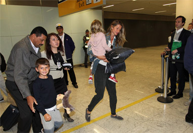 Gisele Bündchen desembarcando em São Paulo com os filhos