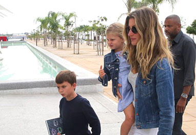 Gisele Bündchen visitando museu com os filhos, Rio de Janeiro