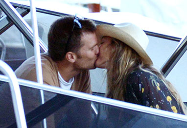 Tom Brady e Gisele Bündchen se beijando