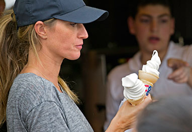 Gisele Bündchen tomando sorvete