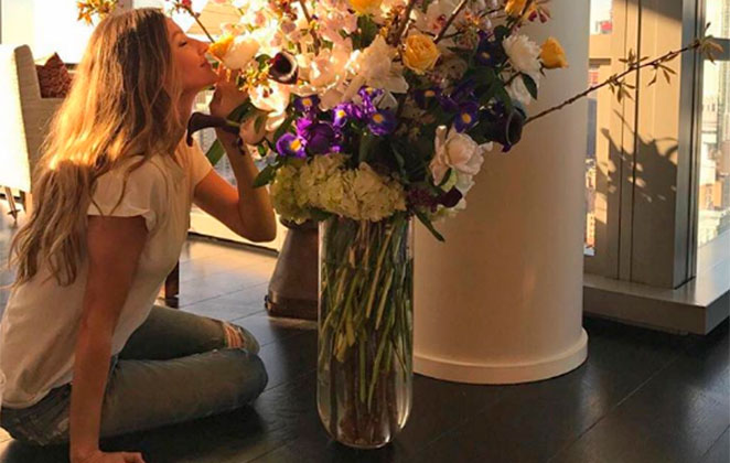 Gisele Bündchen ganha flores do marido