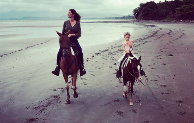 Gisele Bündchen anda a cavalo com a filha