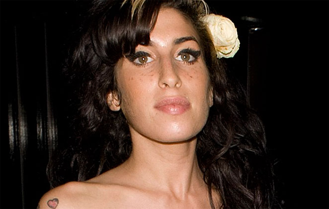 Amy Winehouse com flor no cabelo