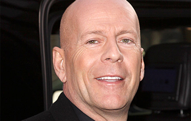 Bruce Willis posando para foto