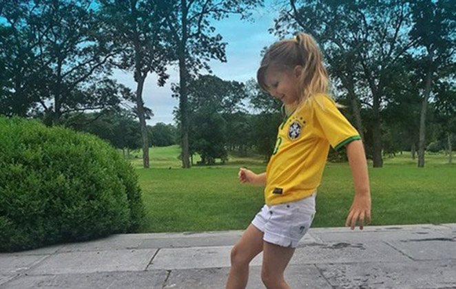 Gisele Bündchen mostra filha com a camiseta do Brasil
