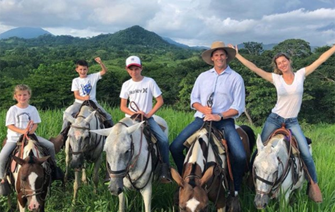 Tom Brady e Gisele Bündchen passeando a cavalo com os filhos