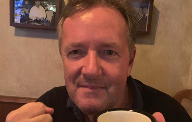 Piers Morgan com xícara na mão