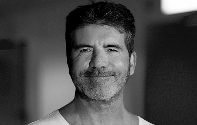 Simon Cowell em um retrato, em preto e branco