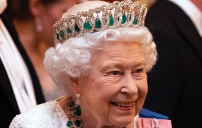Rainha Elizabeth II com coroa na cabeça