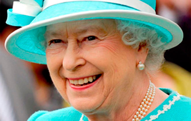 Rainha Elizabeth II sorridente, de chapéu verde