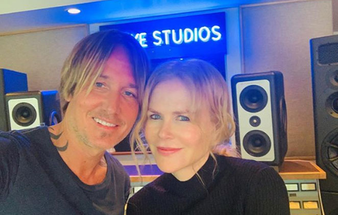 Keith Urban e Nicole Kidman sorridentes em estúdio