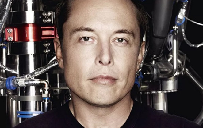 Elon Musk sério em fábrica