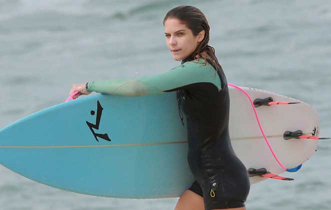 Isabella Santoni pratica Tow win na praia ao lado do namorado