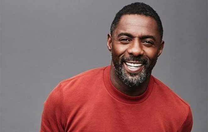 Idris Elba sorrindo