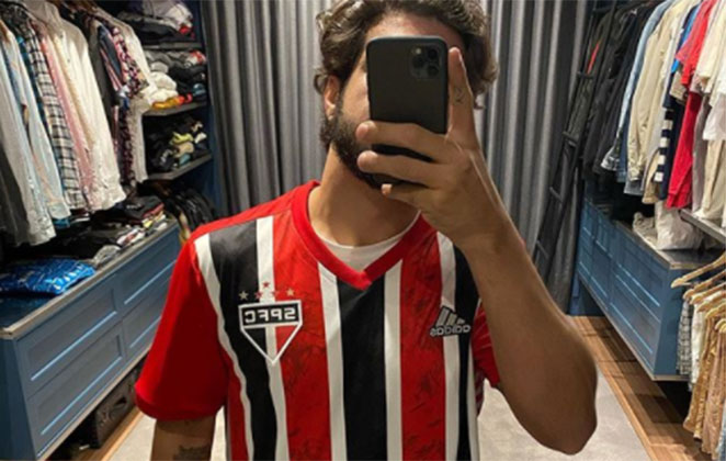 Caio Castro faz selfie em closet