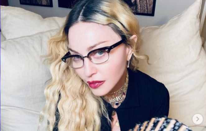 Madonna de óculos