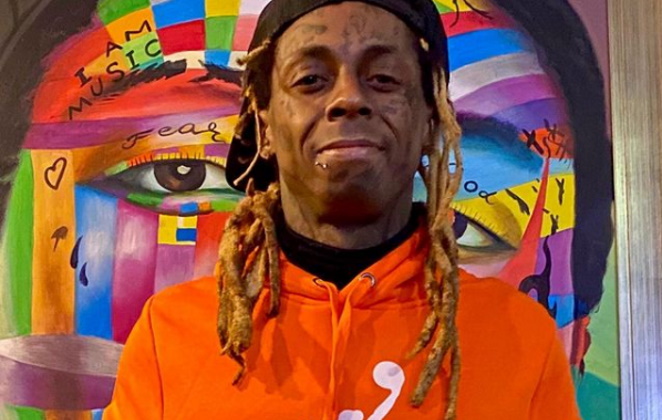 Lil Wayne posando de blusa laranja