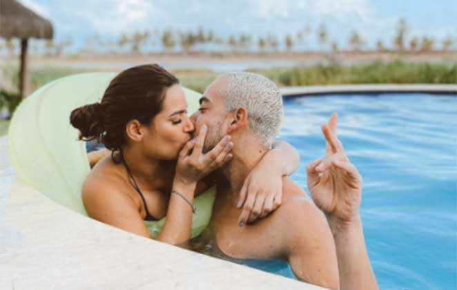 Raissa Barbosa e Lucas Selfie na piscina, se beijando