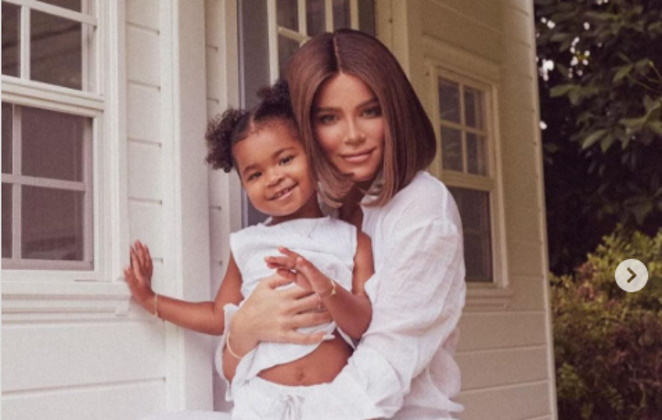 Khloe Kardashian posa feliz com a filha True
