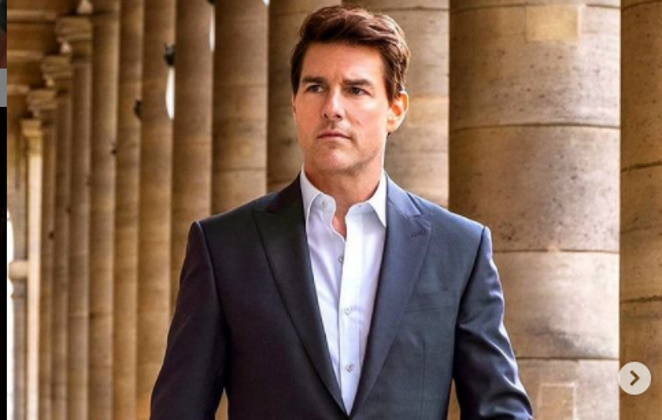 Tom Cruise de terno e camisa branca