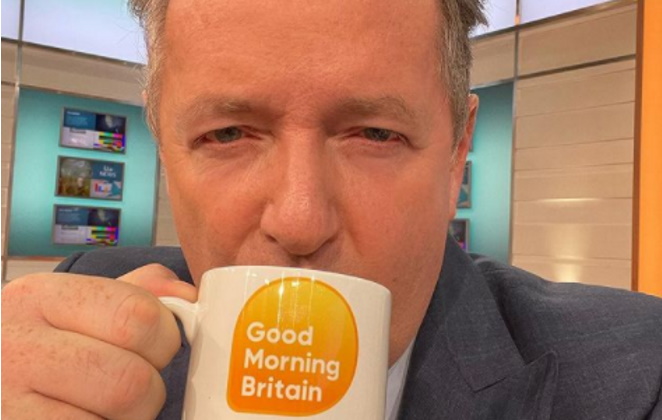 Piers Morgan bebendo em caneca