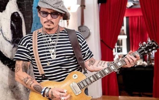 Johnny Depp tocando guitarra
