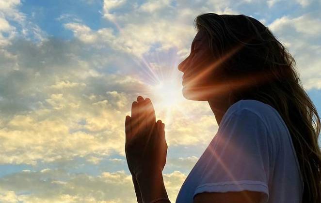 Gisele Bündchen rezando ao nascer do sol