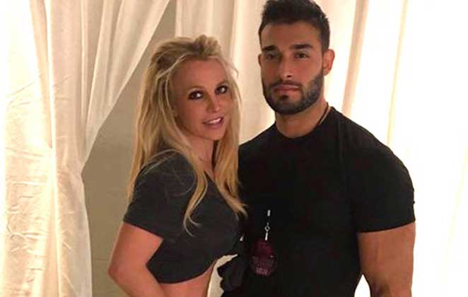 Britney Spears e Sam Asghari abraçados