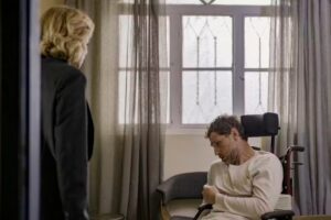 Odete Roitman (Debora Bloch) e Leonardo (Guilherme Magon)