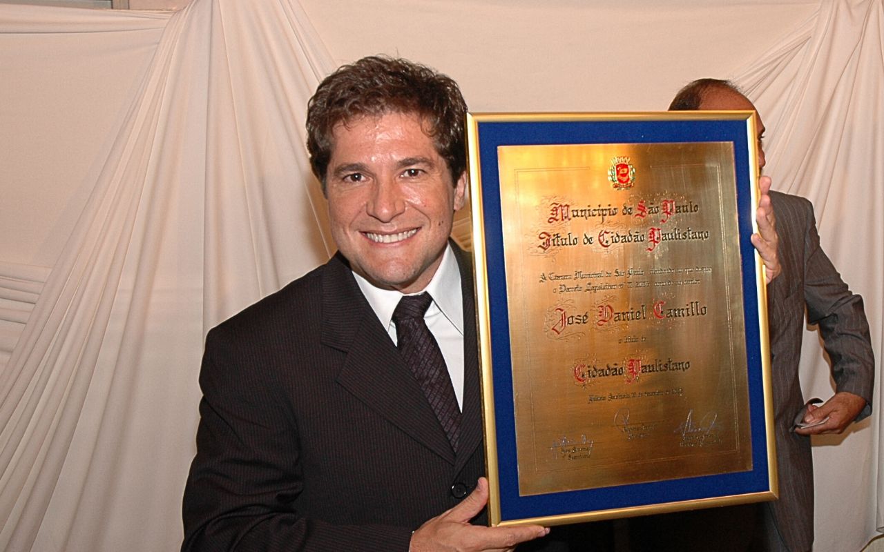 Daniel se emociona ao receber título de Cidadão Paulistano