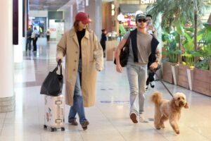 Sasha e João Lucas no aeroporto com pet
