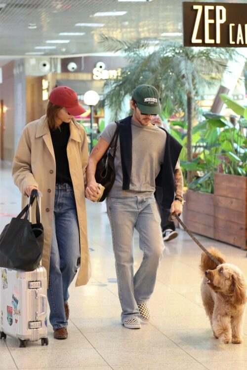 Sasha e João Lucas no aeroporto com pet