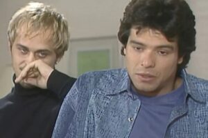 A Viagem - Alexandre (Guilherme Fontes) atazana Téo (Maurício Mattar)