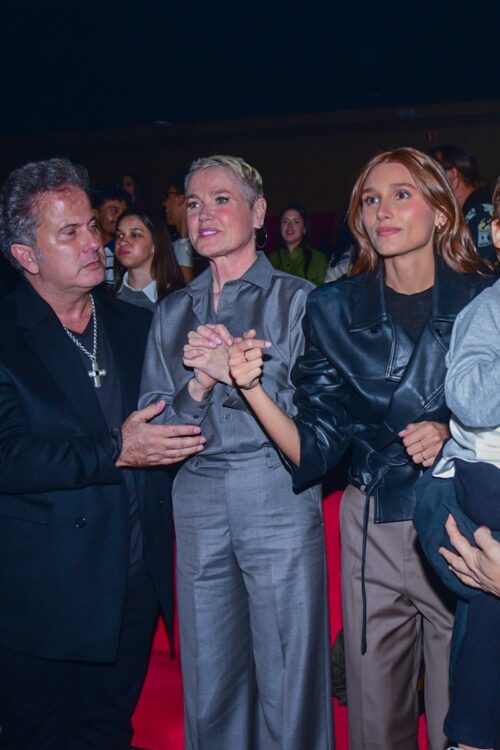Xuxa assistiu ao show do genro ao lado da filha
