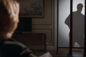 Walter dança e faz strip-tease para Odete Roitman (Debora Bloch) em 'Vale Tudo'