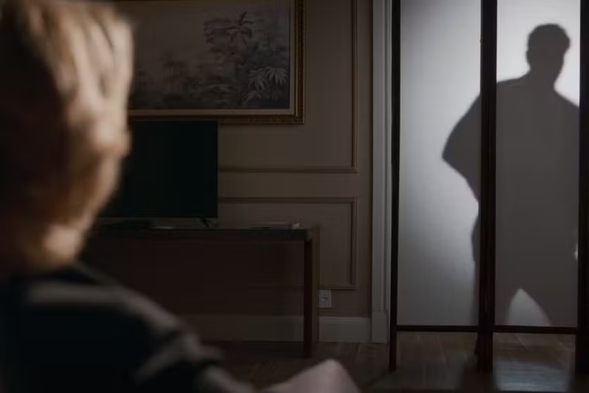 Walter dança e faz strip-tease para Odete Roitman (Debora Bloch) em 'Vale Tudo'