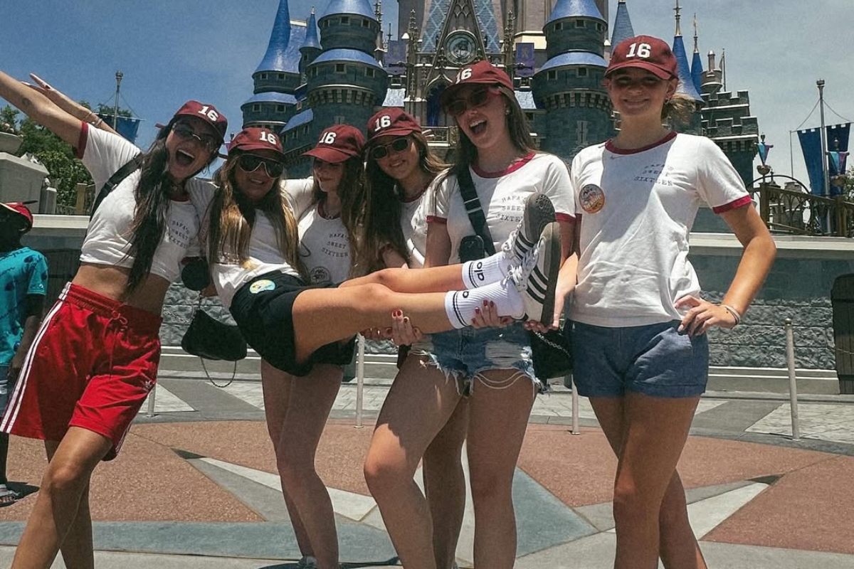 Rafaella Justus comemora 16 anos na Disney com amigas