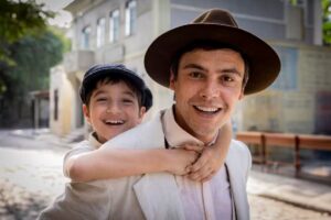 Candinho (Sergio Guizé) e o filho em 