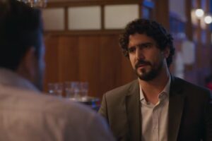 Vale Tudo - Freitas (Luis Lobianco) conta pra Ivan (Renato Góes) que Fátima (Bella Campos) roubou dólares