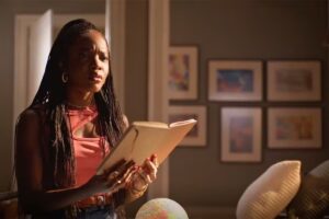 Dona de Mim - Leo (Clara Moneke) descobre mentira de Davi (Rafael Vitti)