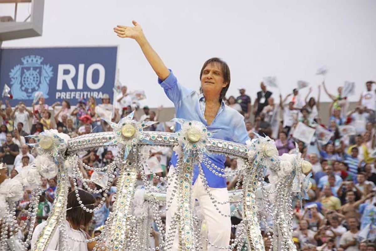 Roberto Carlos é pura emoção em seu desfile na Beija Flor