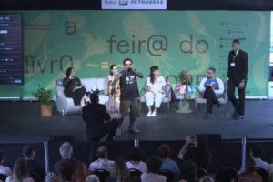 Homem invade palestra de Marina Lima na Feira do Livro