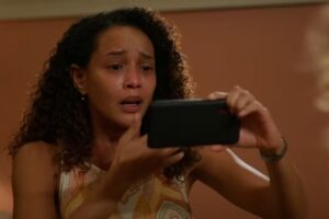 Vale Tudo - Raquel (Taís Araujo) descobre que Fátima (Bella Campos) roubou documentos