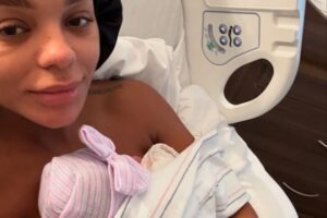 Brunna Goncalves amamentando Zuri