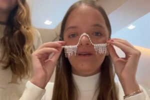 Rafa Justus com óculos diferente