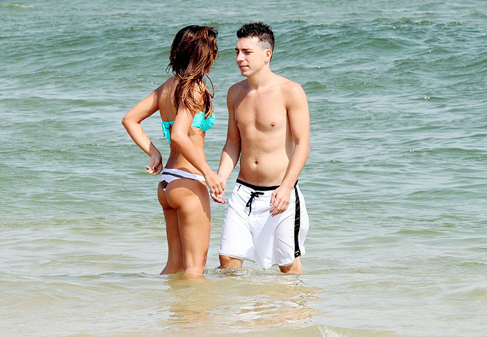 Mariana Rios curte praia com o namorado Di Ferrero